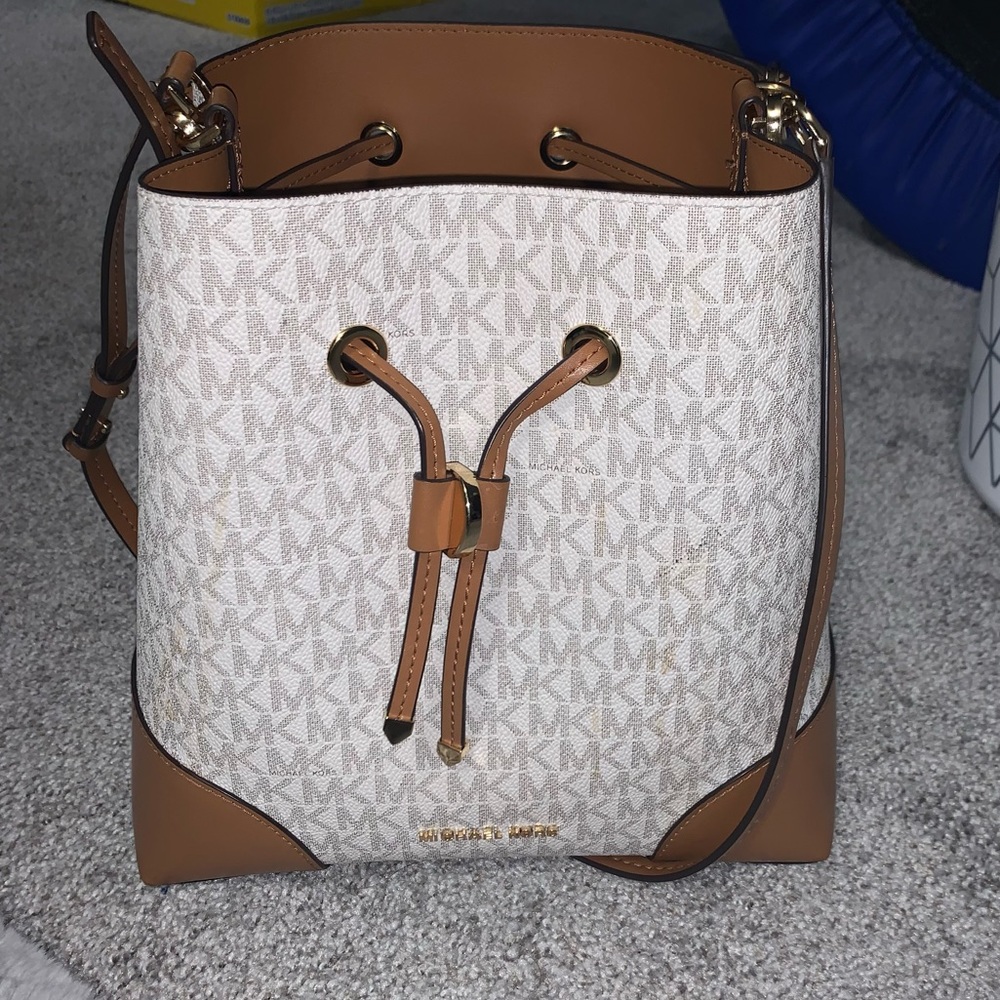 Michael Kors
Mercer Gallery Bucket  Shoulder Bag